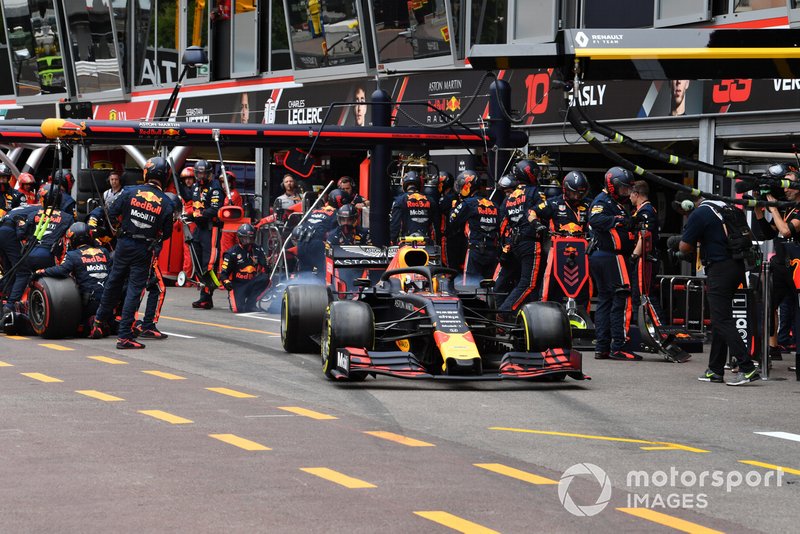 Pierre Gasly, Red Bull Racing RB15, abandona su box después de un pit stop