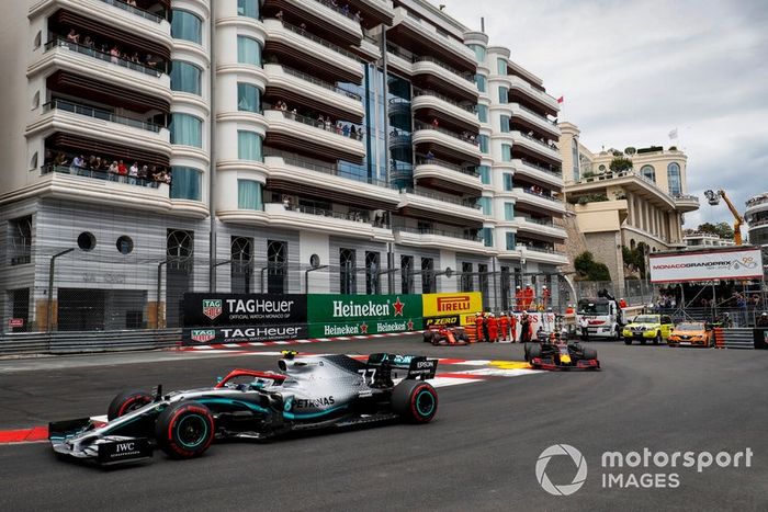 Valtteri Bottas, Mercedes AMG W10, Max Verstappen, Red Bull Racing RB15, y Sebastian Vettel, Ferrari SF90