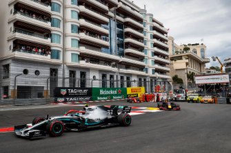 Valtteri Bottas, Mercedes AMG W10, voor Max Verstappen, Red Bull Racing RB15, en Sebastian Vettel, Ferrari SF90