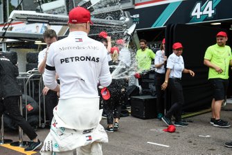 Valtteri Bottas, Mercedes AMG F1, 3e plaats, en het team vieren feest