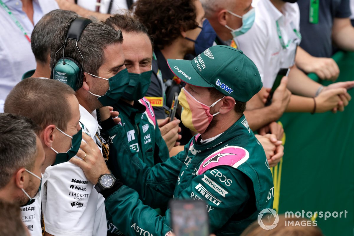 Sebastian Vettel, Aston Martin, secondo classificato, festeggia con il team al Parc Ferme