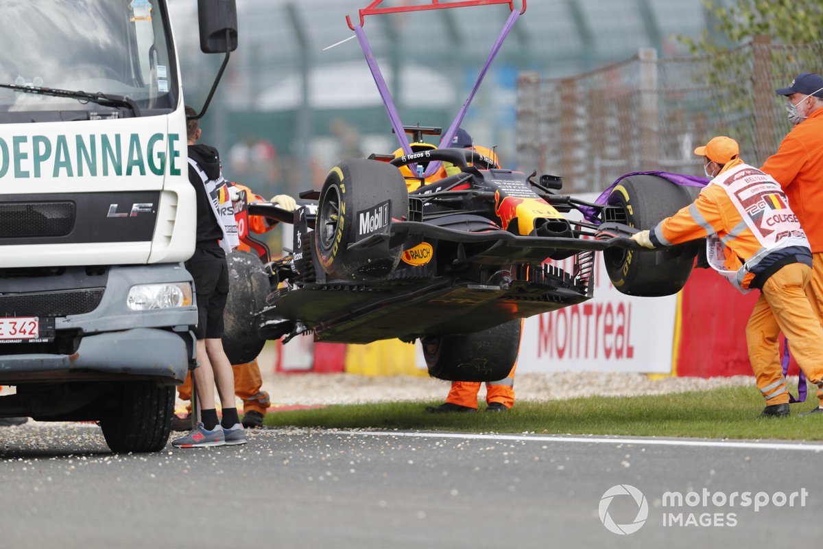 Oficiales de pista retiran el coche de Max Verstappen, Red Bull Racing RB16B