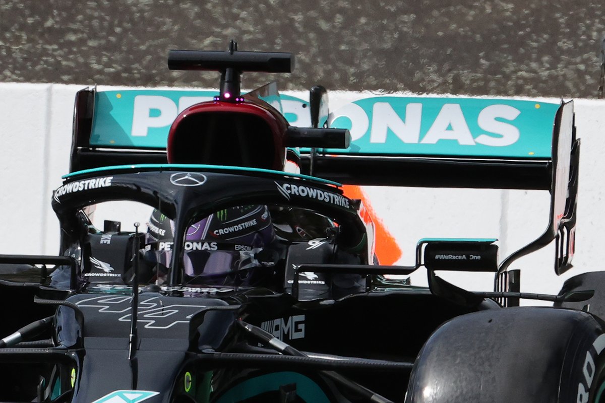Detalle del alerón trasero del coche de Lewis Hamilton, Mercedes W12