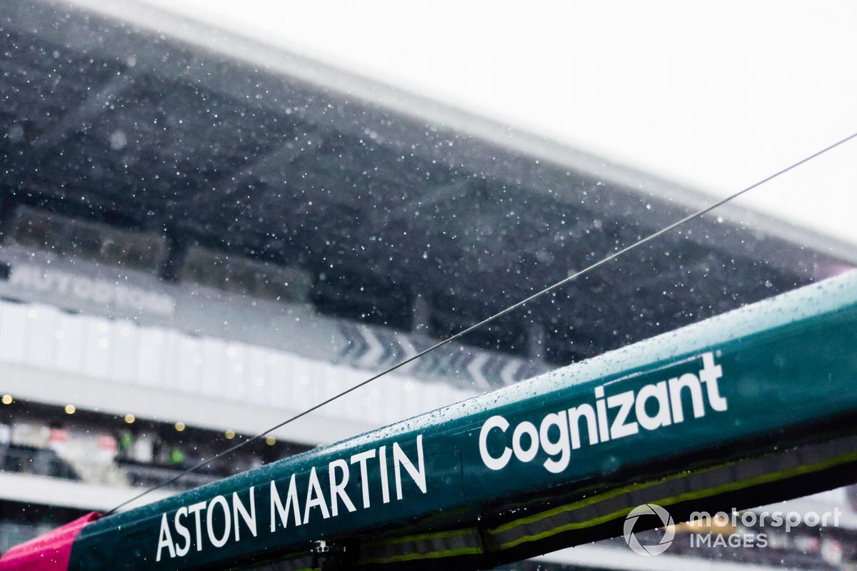 La lluvia cae sobre el equipo de boxes de Aston Martin