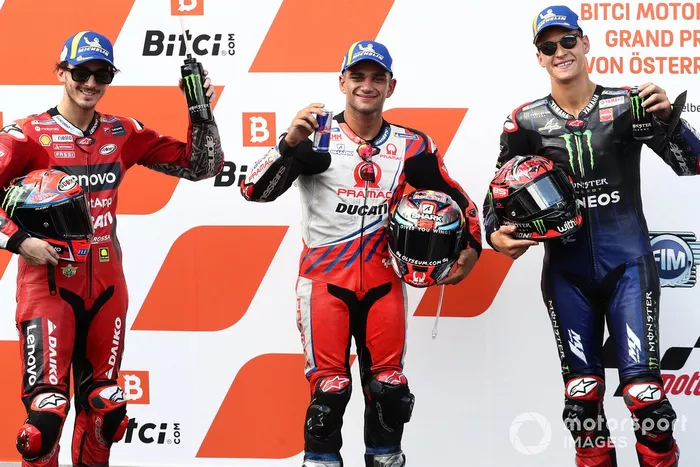 Los 3 primeros clasificados: ganador de la pole Jorge Martín, Pramac Racing, segundo puesto Fabio Quartararo, Yamaha Factory Racing, tercer puesto Francesco Bagnaia, Ducati Team