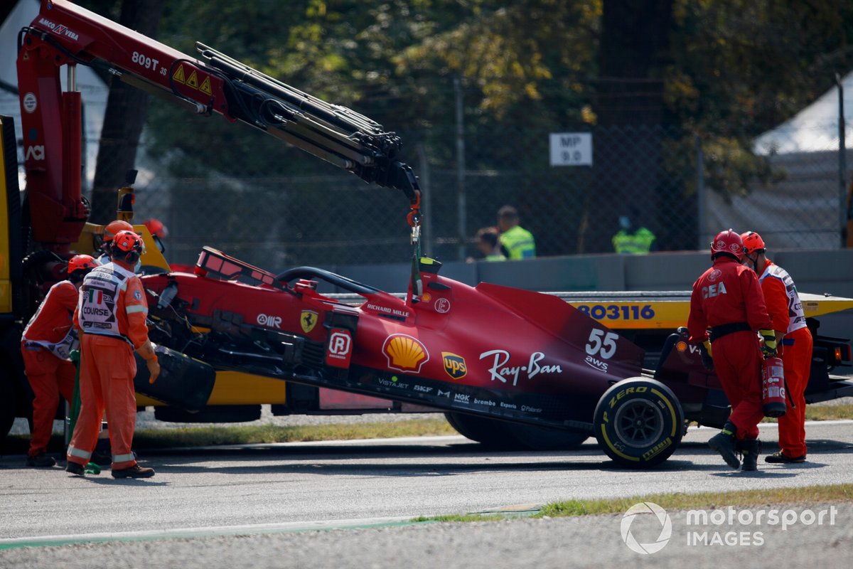 Los comisarios recuperan el coche accidentado de Carlos Sainz, Ferrari SF21