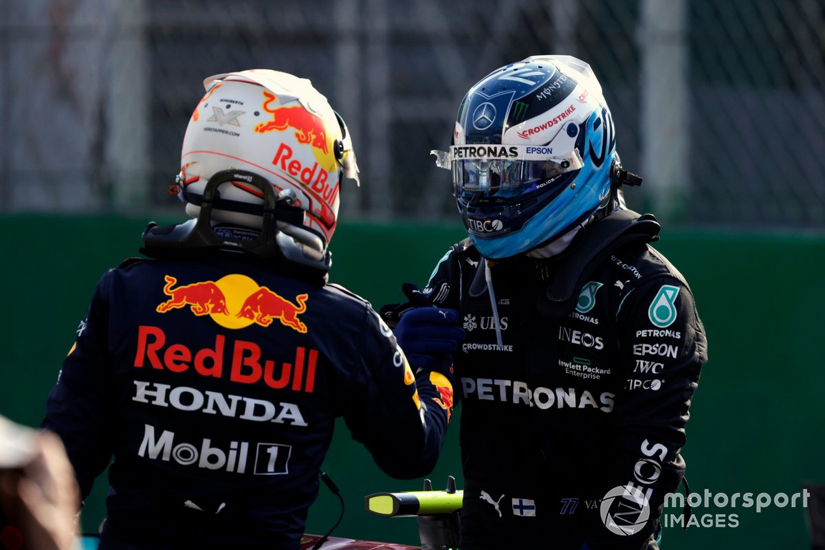 Max Verstappen, Red Bull Racing, segundo y el ganador carrera sprint y pole position Valtteri Bottas, Mercedes, en Parc Ferme
