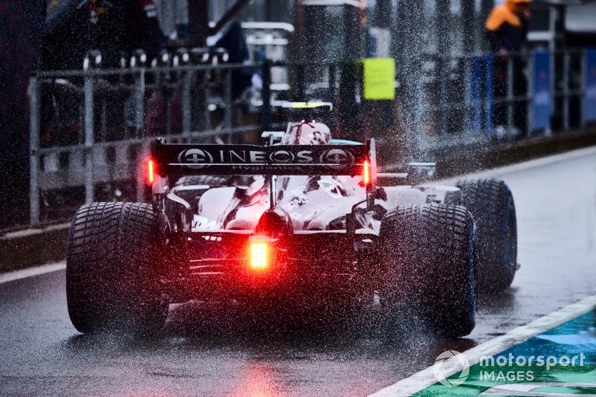 Valtteri Bottas, Mercedes W12, en el pit lane