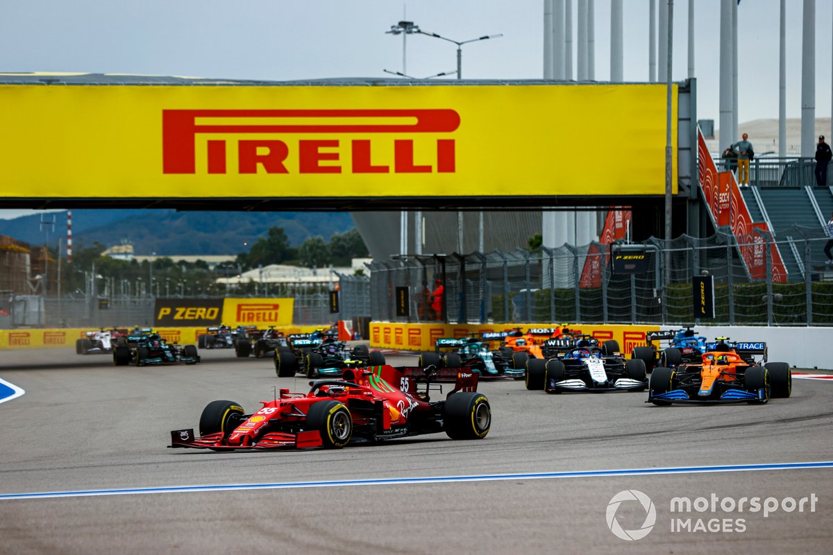 Carlos Sainz Jr., Ferrari SF21, Lando Norris, McLaren MCL35M, George Russell, Williams FW43B, Fernando Alonso, Alpine A521, Daniel Ricciardo, McLaren MCL35M, and the rest of the field on the opening lap