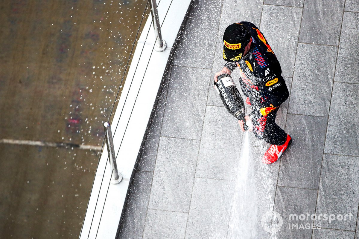 Max Verstappen, Red Bull Racing, 2a posizione, spruzza Champagne sul podio