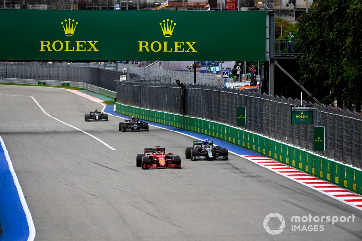 Charles Leclerc, Ferrari SF21, Sebastian Vettel, Aston Martin AMR21, y Pierre Gasly, AlphaTauri AT02