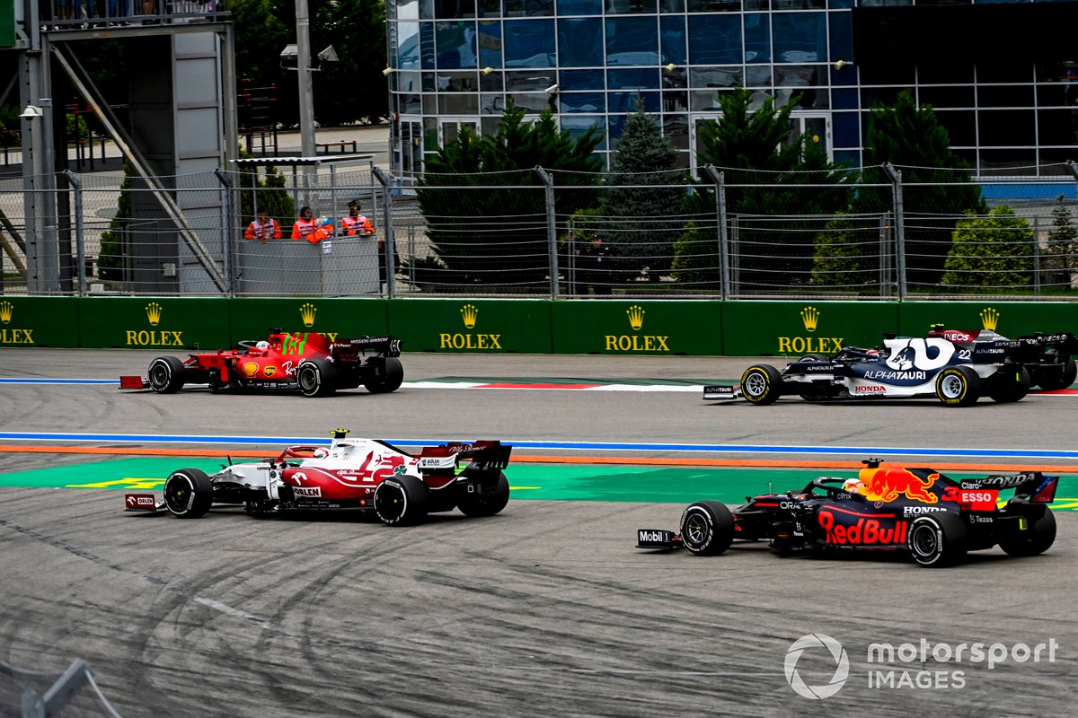 Antonio Giovinazzi, Alfa Romeo Racing C41, e Max Verstappen, Red Bull Racing RB16B, arriva largo alla partenza come Charles Leclerc, Ferrari SF21, Yuki Tsunoda, AlphaTauri AT02, e Valtteri Bottas, Mercedes W12