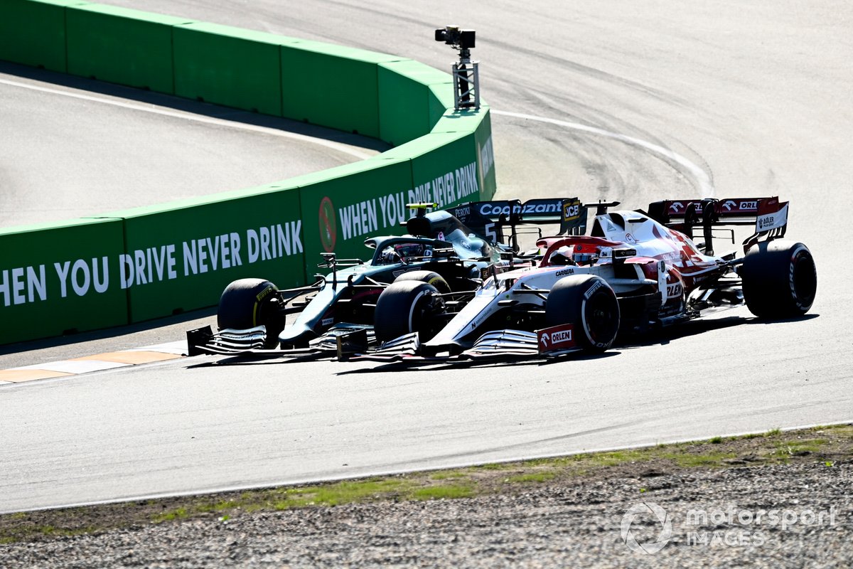 Sebastian Vettel, Aston Martin AMR21, e Robert Kubica, Alfa Romeo Racing C41