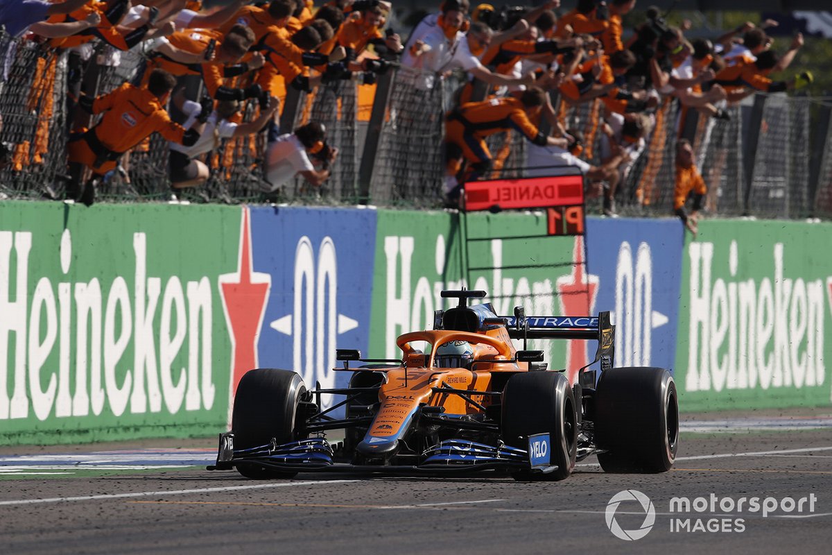 Il vincitore della gara Daniel Ricciardo, McLaren MCL35M