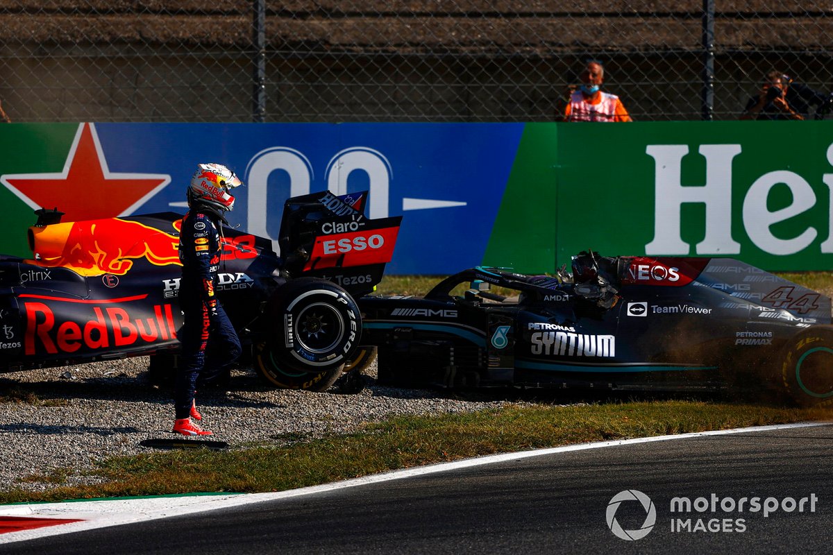Max Verstappen, Red Bull Racing RB16B, se aleja de su coche tras chocar con Lewis Hamilton, Mercedes
