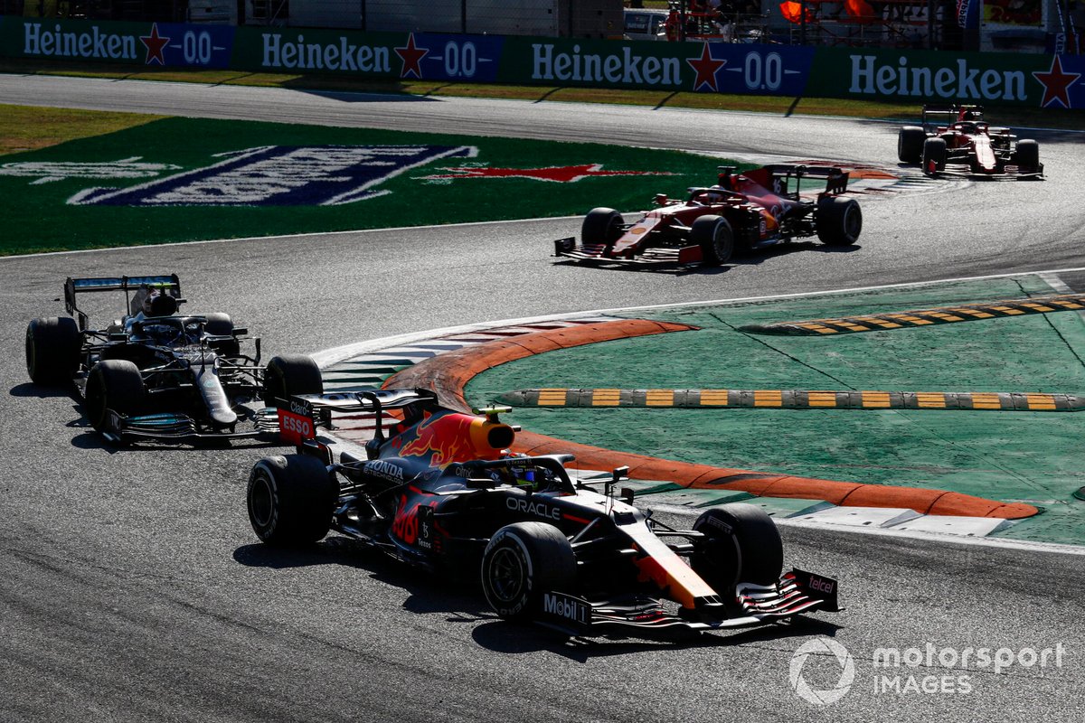 Sergio Perez, Red Bull Racing RB16B, Valtteri Bottas, Mercedes W12, e Charles Leclerc, Ferrari SF21