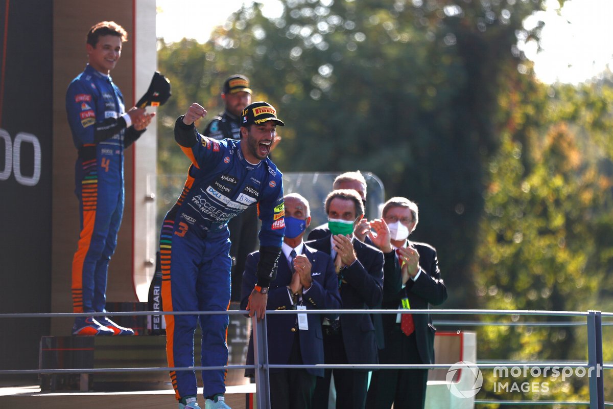 Daniel Ricciardo, McLaren, 1a posizione, festeggia sul podio