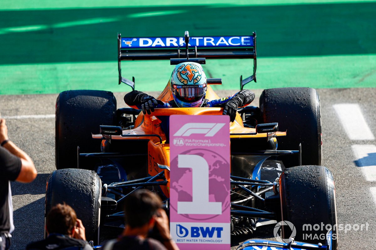 Daniel Ricciardo, McLaren MCL35M, 1a posizione, arriva nel Parc Ferme