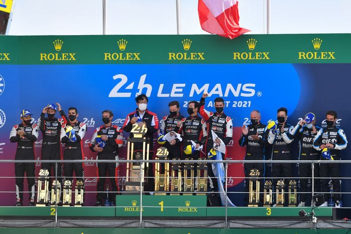 Podio: ganadores #7 Toyota Gazoo Racing Toyota GR010 - Hybrid Hypercar, Mike Conway, Kamui Kobayashi, José María López, segudo lugar #8 Toyota Gazoo Racing Toyota GR010 - Hybrid Hypercar, Sebastien Buemi, Kazuki Nakajima, Brendon Hartley, tercer lugar #36 Alpine Elf Matmut Alpine A480 - Gibson Hypercar of André Negrão, Nicolas Lapierre, Matthieu Vaxiviere