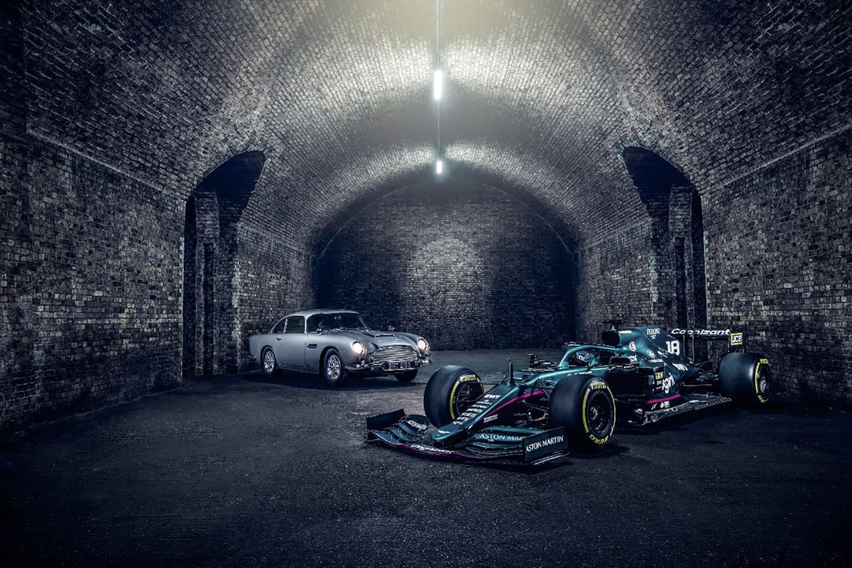 Aston Martin AMR21 con el logotipo de 007