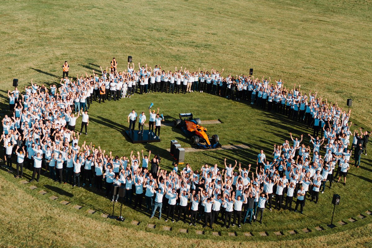 Daniel Ricciardo, McLaren, Lando Norris, McLaren celebran con los miembros del equipo