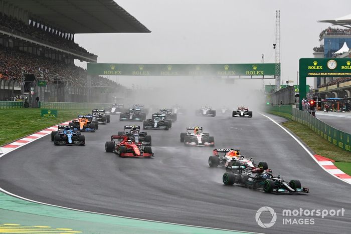 Arrancada Valtteri Bottas, Mercedes W12, Max Verstappen, Red Bull Racing RB16B, Charles Leclerc, Ferrari SF21, Fernando Alonso, Alpine A521, Pierre Gasly, AlphaTauri AT02