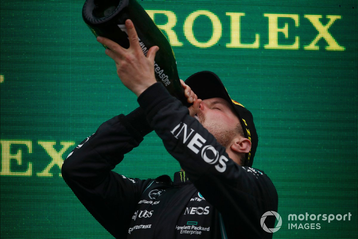 Valtteri Bottas, Mercedes, 1a posizione, festeggia sul podio