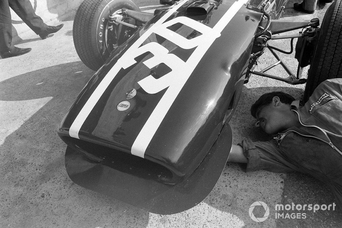 Если продолжить рубрику «Шпионские фото технических новинок 1967 года», то нельзя не упомянуть вот такой элемент на Cooper T86 Йохена Риндта. В то время он смотрелся нелепо и даже чужеродно, но в действительности это был важнейший шаг технической эволюции. Это же дальний предок переднего антикрыла