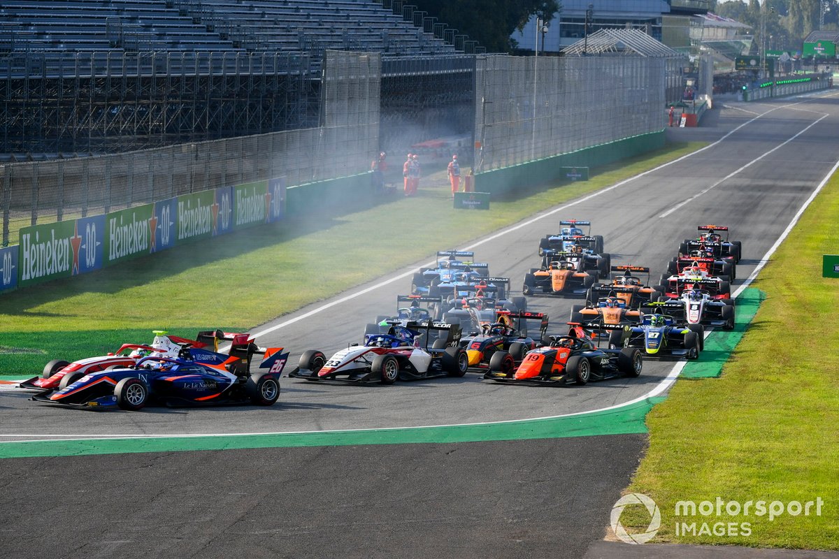Clement Novalak, Carlin, Frederik Vesti, Prema Racing y Roman Stanek, Charouz Racing System, al inicio de la carrera
