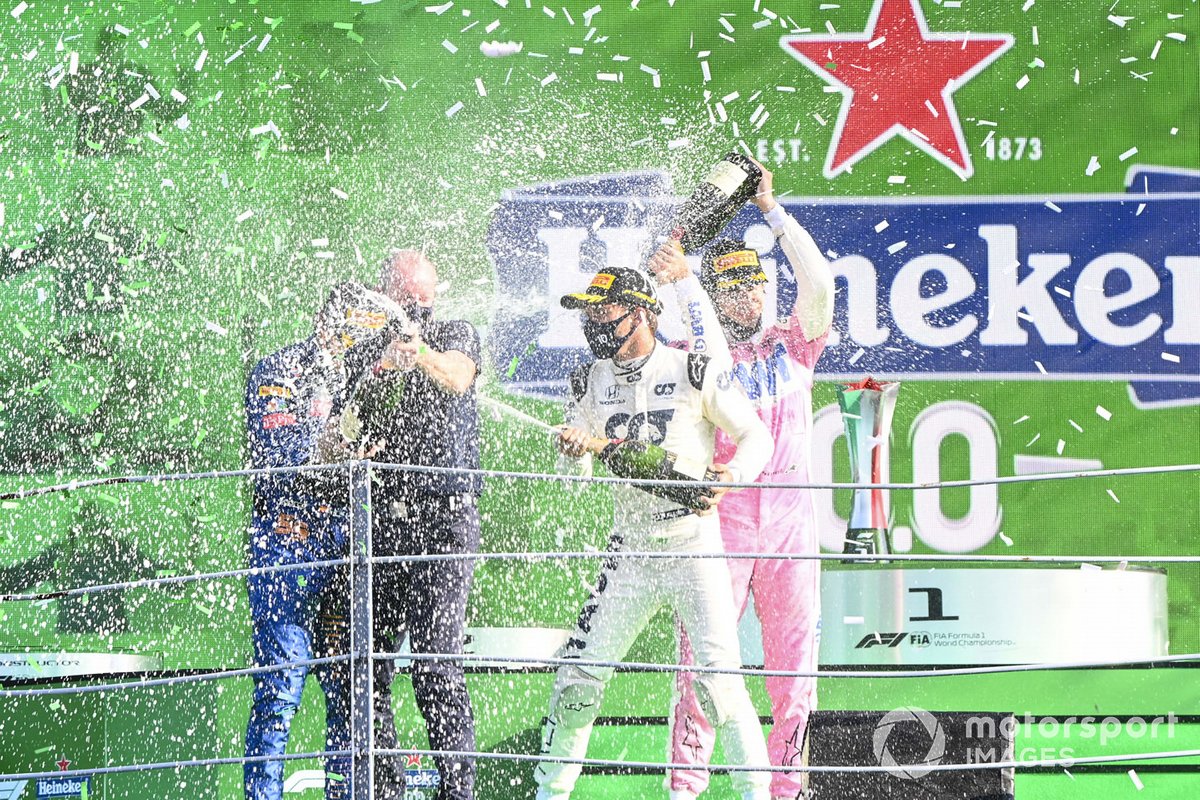 Podio: segundo lugar Carlos Sainz Jr., McLaren, ganador Pierre Gasly, AlphaTauri, y tercer lugar Lance Stroll, Racing Point