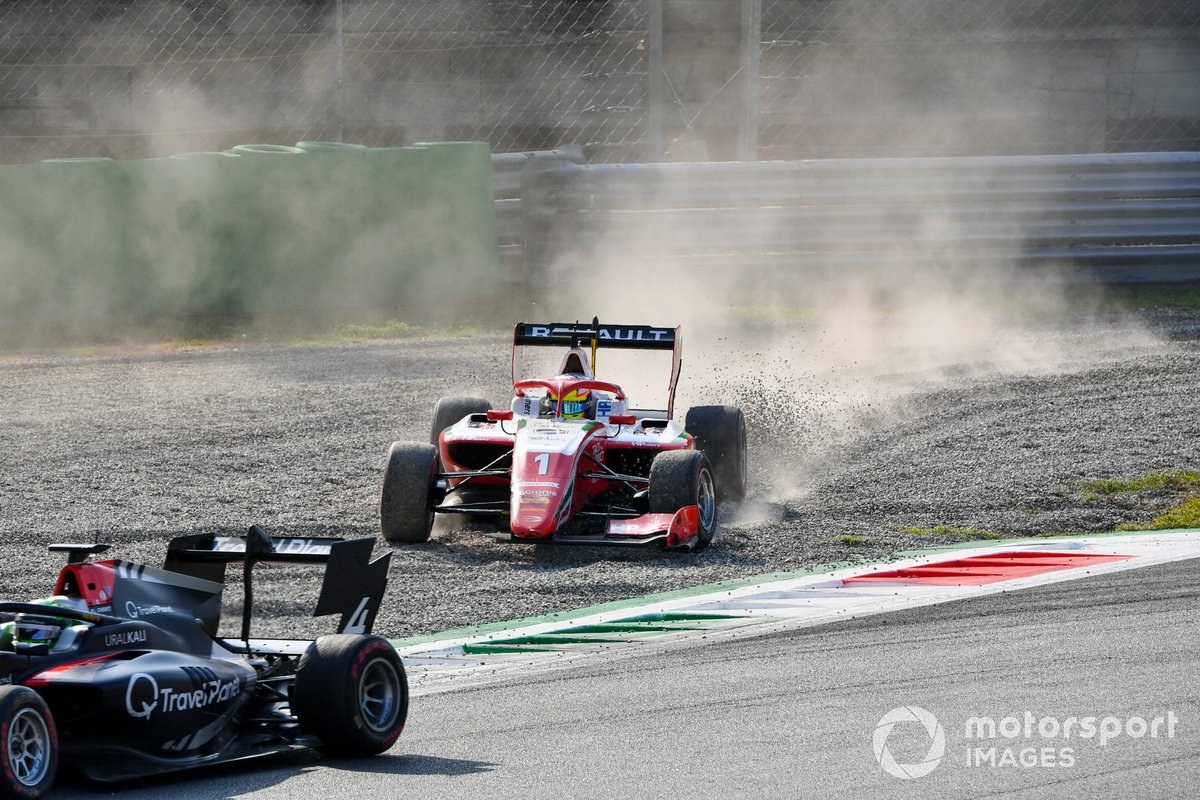 Oscar Piastri, Prema Racing, con el coche dañado