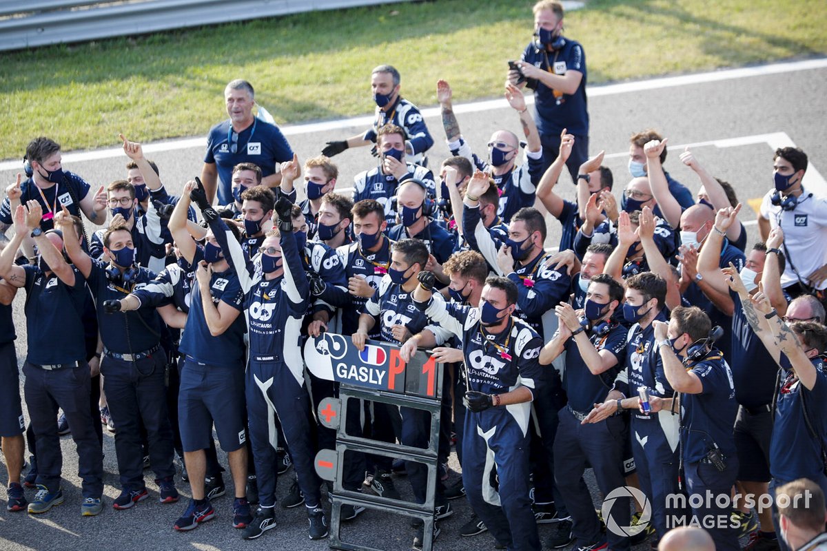 Meccanici AlphaTauri aspettano per congratularsi con Pierre Gasly, AlphaTauri al Parc Ferme