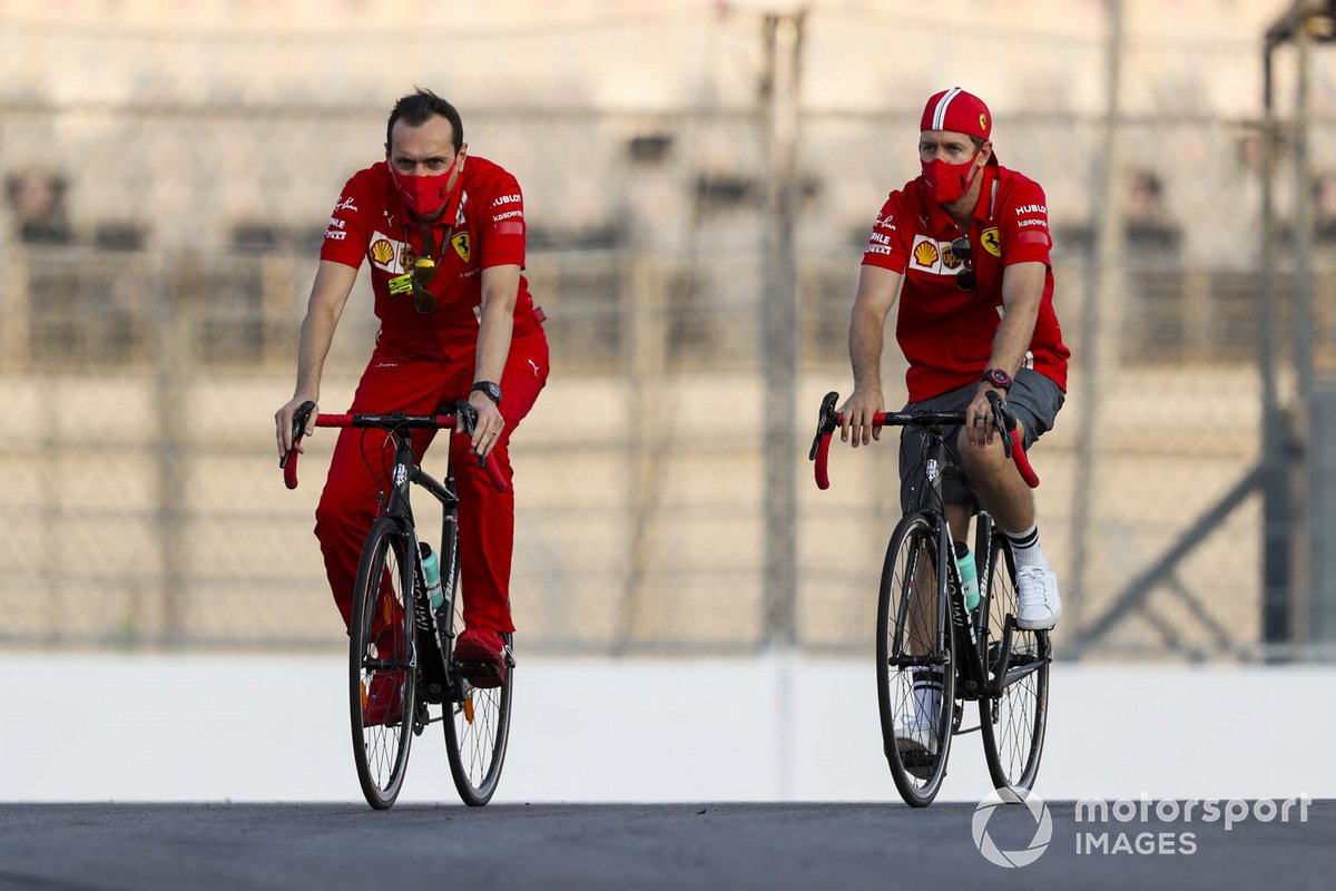 Sebastian Vettel, Ferrari in bicicletta sul circuito di Sochi con l'ingegner Adami