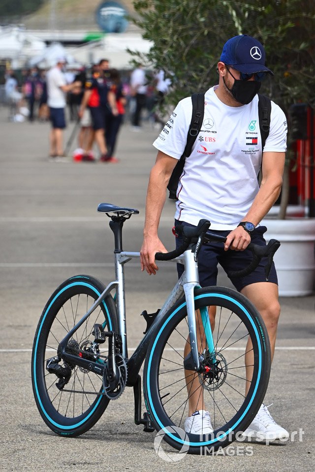 Valtteri Bottas, Mercedes-AMG Petronas F1, porta la sua bicicletta nel paddock