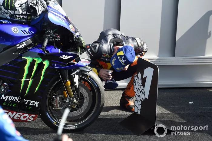 Pol Espargaro, Red Bull KTM Factory Racing, guarda la Yamaha M1