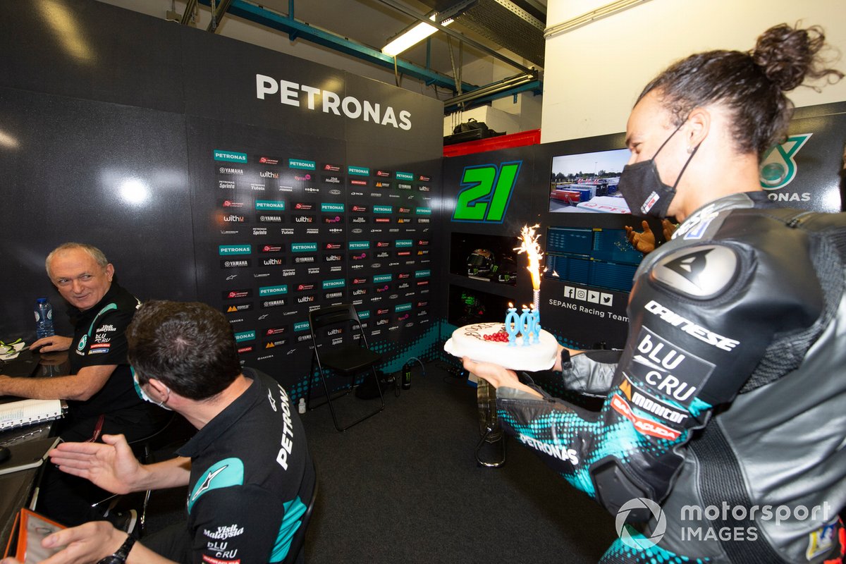Franco Morbidelli, y el jefe del equipo Petronas Yamaha SRT, Ramón Forcada, celebran la carrera número 500