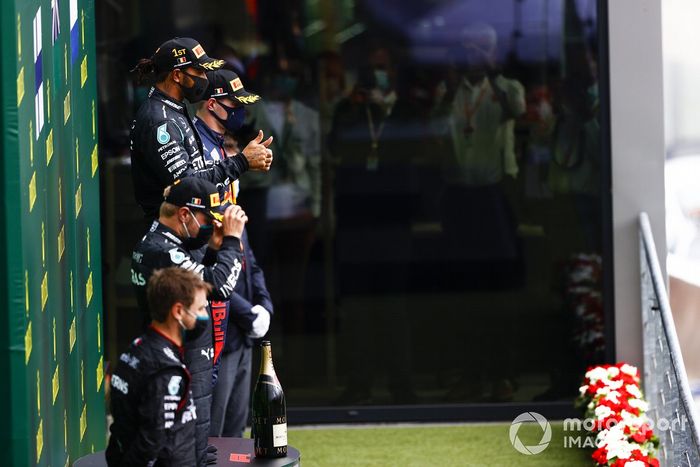 Podio: segundo lugar Valtteri Bottas, Mercedes-AMG F1, ganador Lewis Hamilton, Mercedes-AMG F1, tercer lugar Max Verstappen, Red Bull Racing