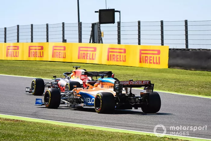 Max Verstappen, Red Bull Racing RB16, Carlos Sainz Jr., McLaren MCL35