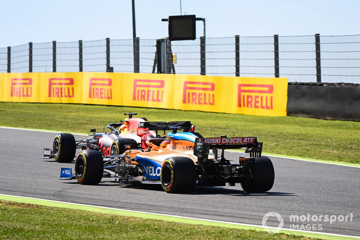 Max Verstappen, Red Bull Racing RB16, Carlos Sainz Jr., McLaren MCL35