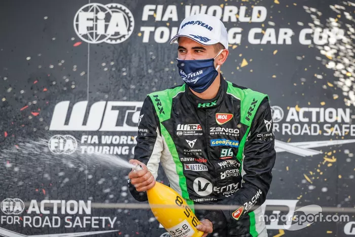Il vincitore della gara Mikel Azcona, Zengo Motorsport Services KFT CUPRA León Competición TCR