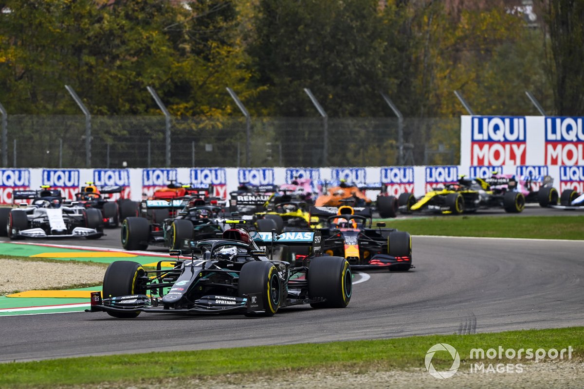 Valtteri Bottas, Mercedes F1 W11 Max Verstappen, Red Bull Racing RB16, Lewis Hamilton, Mercedes F1 W11 and Daniel Ricciardo, Renault F1 Team R.S.20 at the start of the race