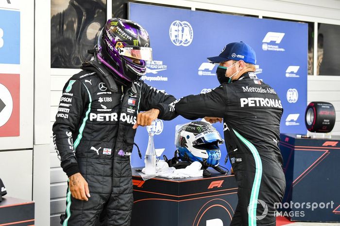 Ganador de la pole position Lewis Hamilton, Mercedes-AMG F1, y tercero Valtteri Bottas, Mercedes F1 W11, en Parc Ferme