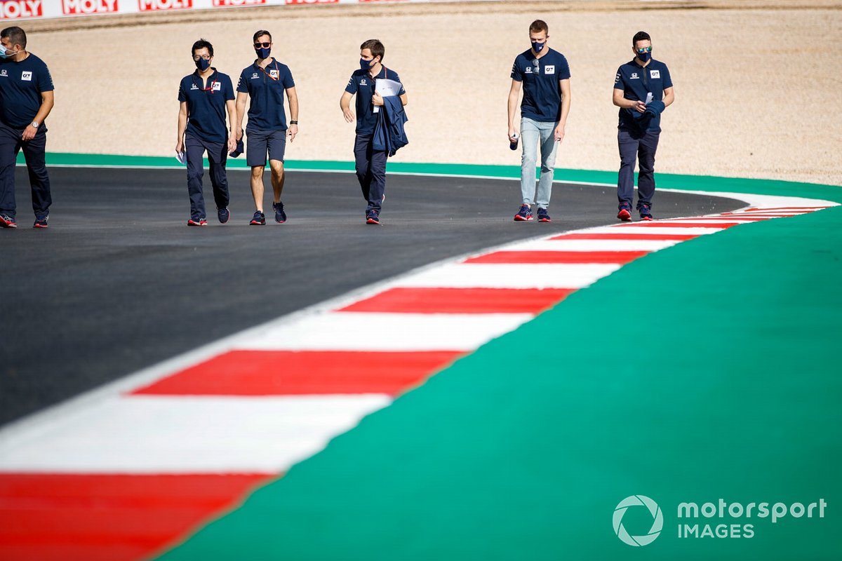 Daniil Kvyat, AlphaTauri, fait son tour de piste