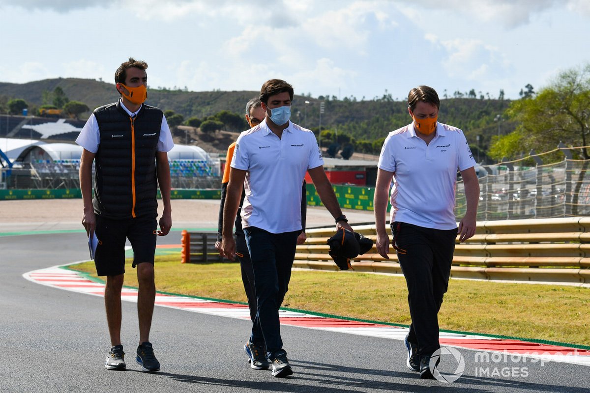 Carlos Sainz Jr., McLaren, fait son tour de piste