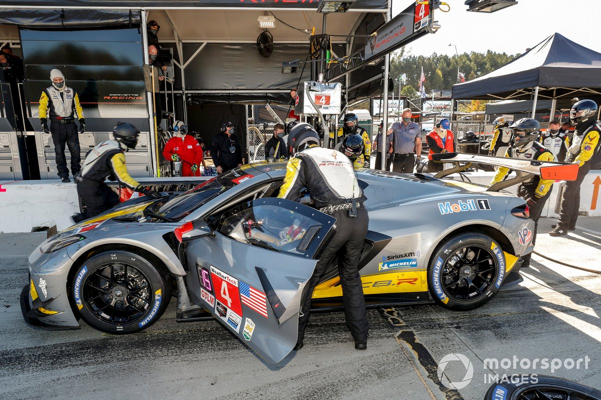#4 Corvette Racing Corvette C8.R, GTLM: Oliver Gavin, Tommy Milner, Marcel Fassler, pit stop, staff