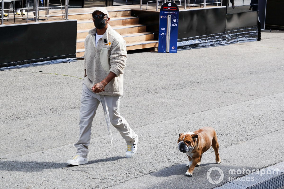 Lewis Hamilton, Mercedes-AMG Petronas F1 arrive avec son chien Roscoe