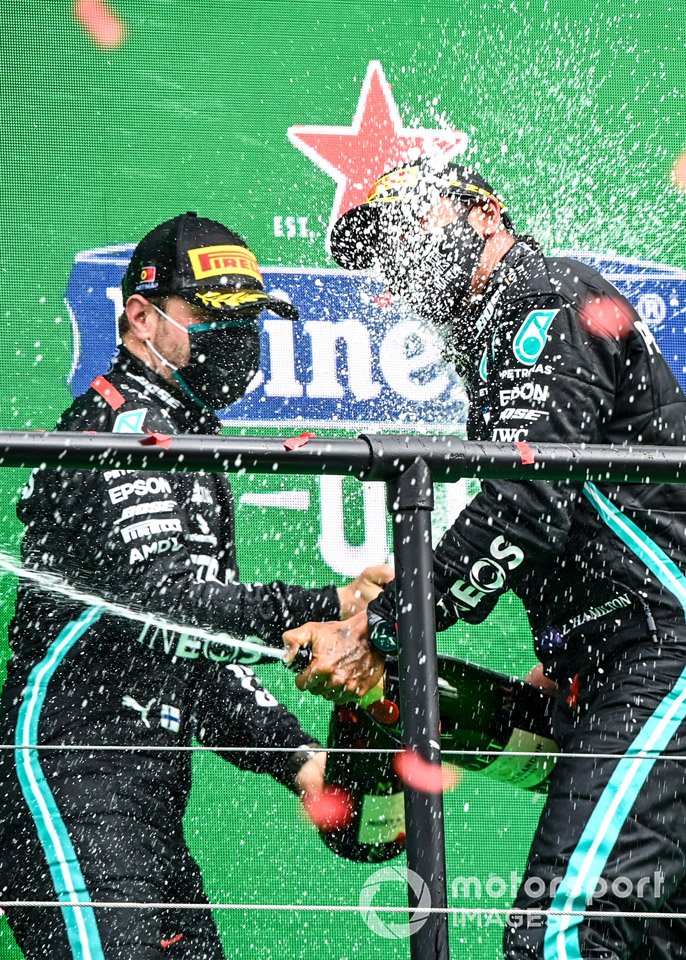 Valtteri Bottas, Mercedes-AMG F1, 2a posizione, e Lewis Hamilton, Mercedes-AMG F1, 1a posizione, festeggiano sul podio con Champagne