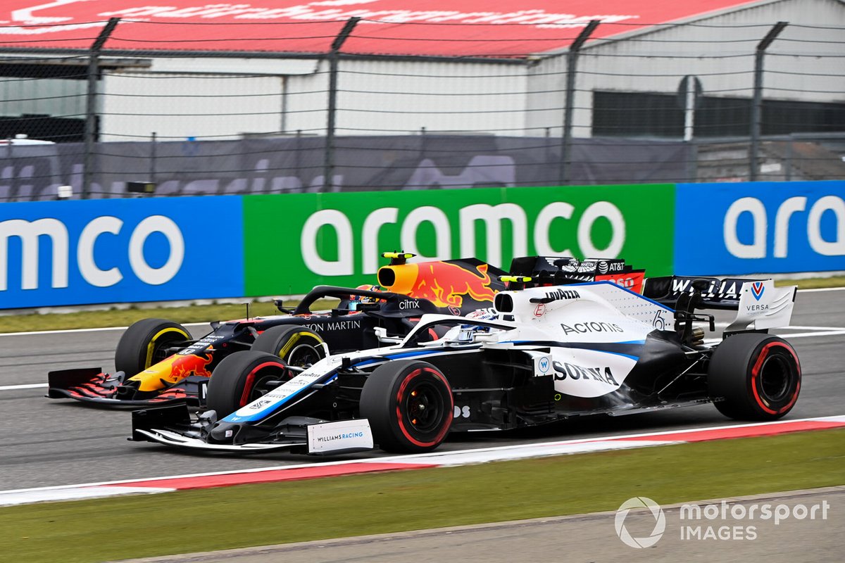 Nicholas Latifi, Williams FW43, in battaglia con Alex Albon, Red Bull Racing RB16