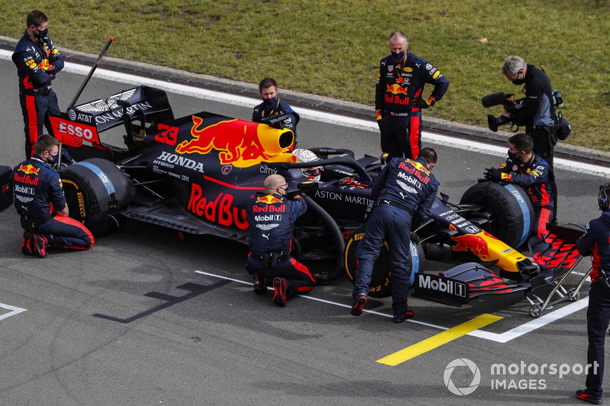 Max Verstappen, Red Bull Racing RB16, sulla griglia di partenza