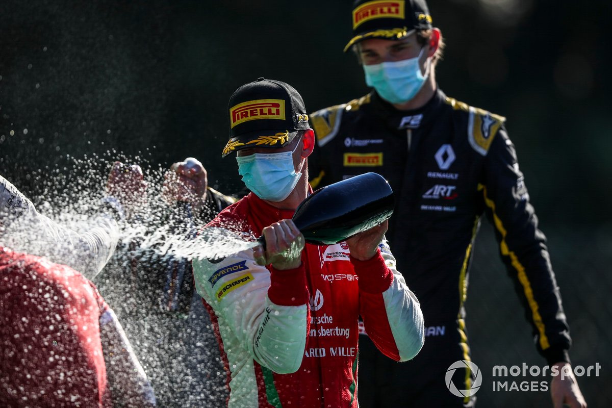 Podio: ganador de la carrera Mick Schumacher, Prema Racing, y tercer lugar Christian Lundgaard, ART Grand Prix